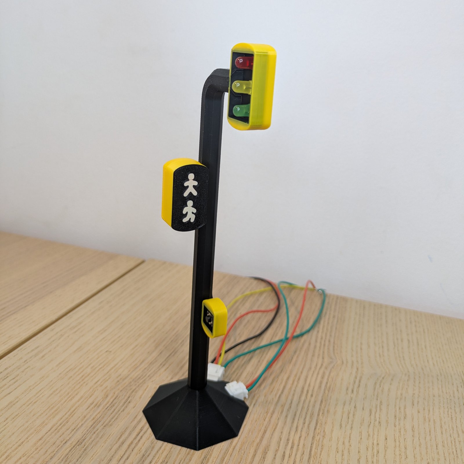 Semáforo de cruce con Arduino en funcionamiento, proyecto de la sección Proyectos