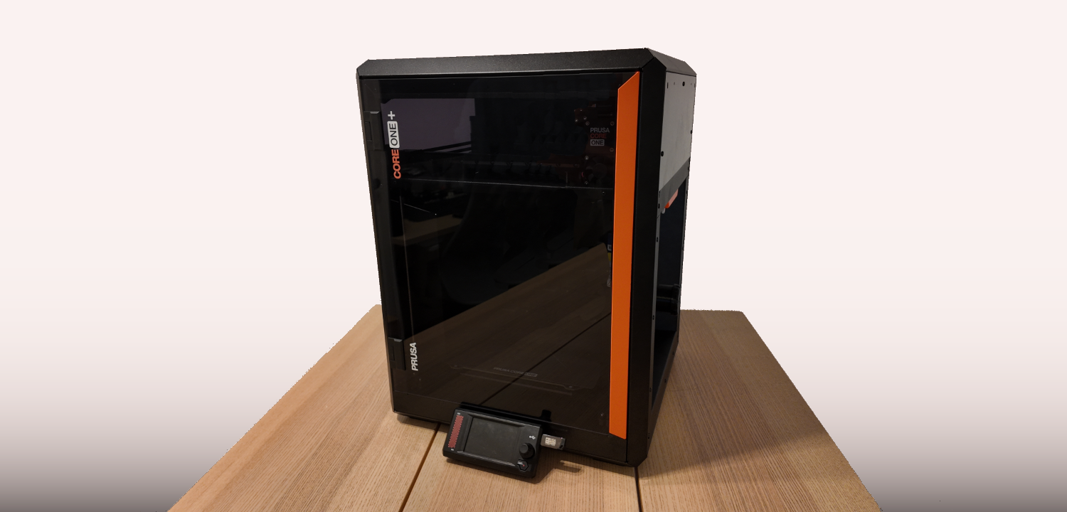 Impresora 3D Prusa CORE One+ imprimiendo una pieza