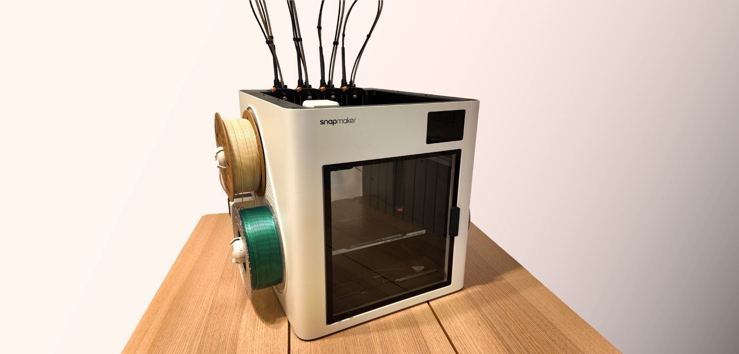 Impresora 3D Snapmaker U1 imprimiendo una pieza multicolor
