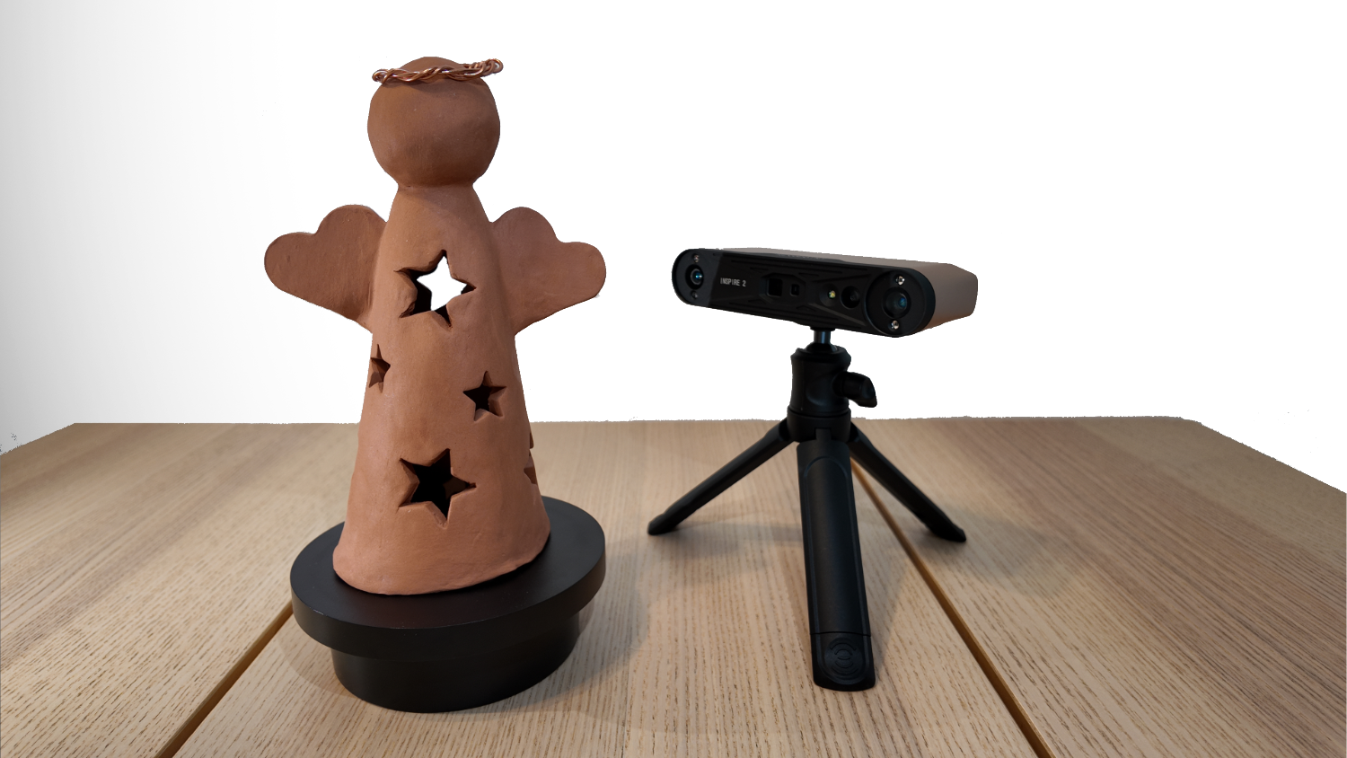 Escáner 3D digitalizando una figura sobre una plataforma giratoria