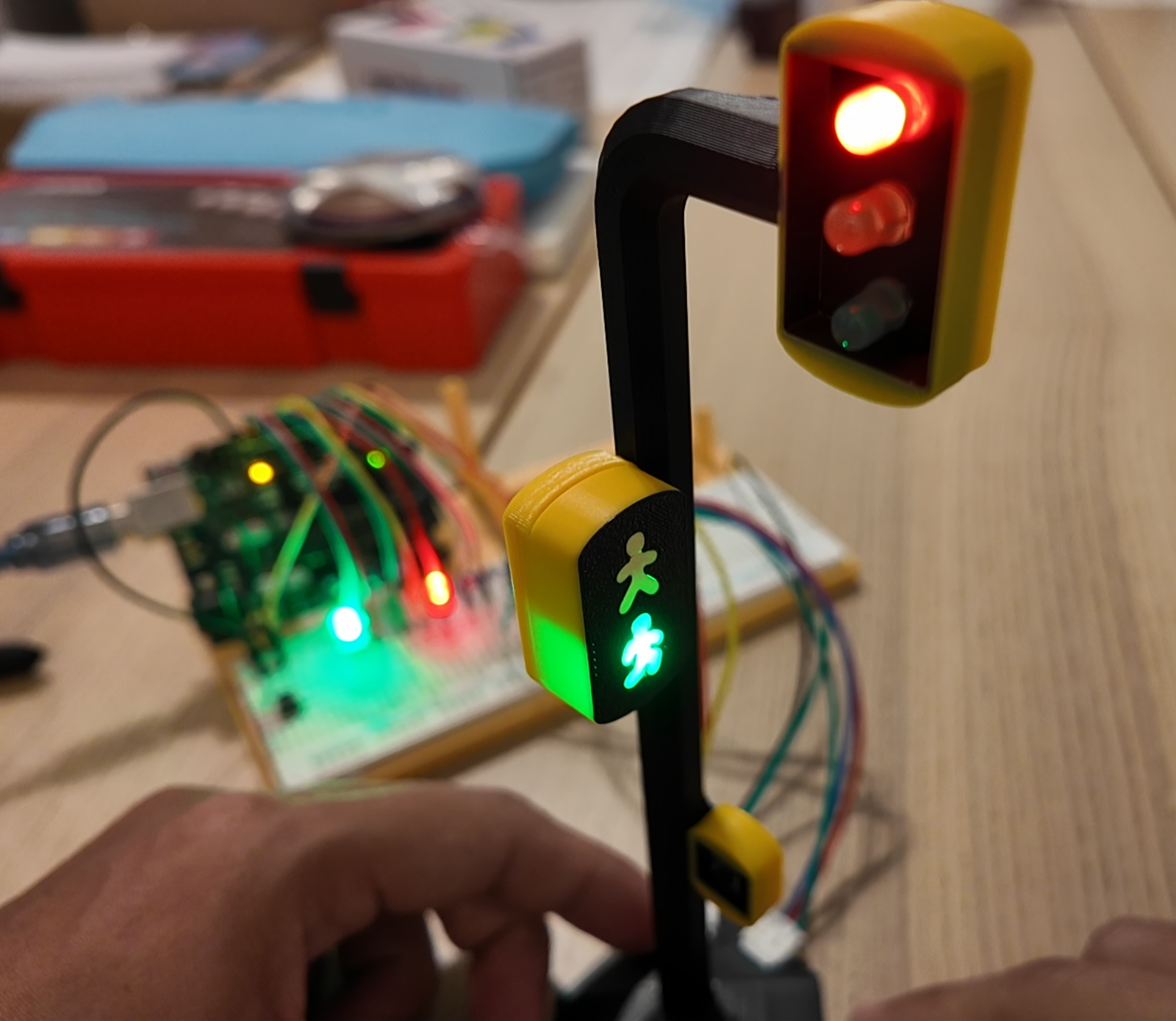 Semáforo de cruce con Arduino terminado y funcionando